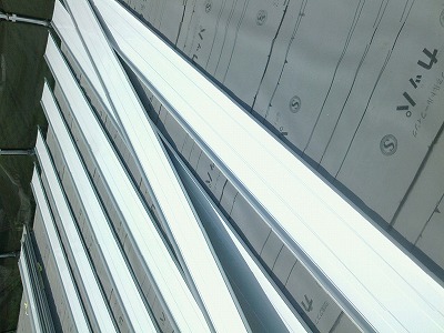 ガルバリウム鋼板　立平葺き　三晃式　屋根