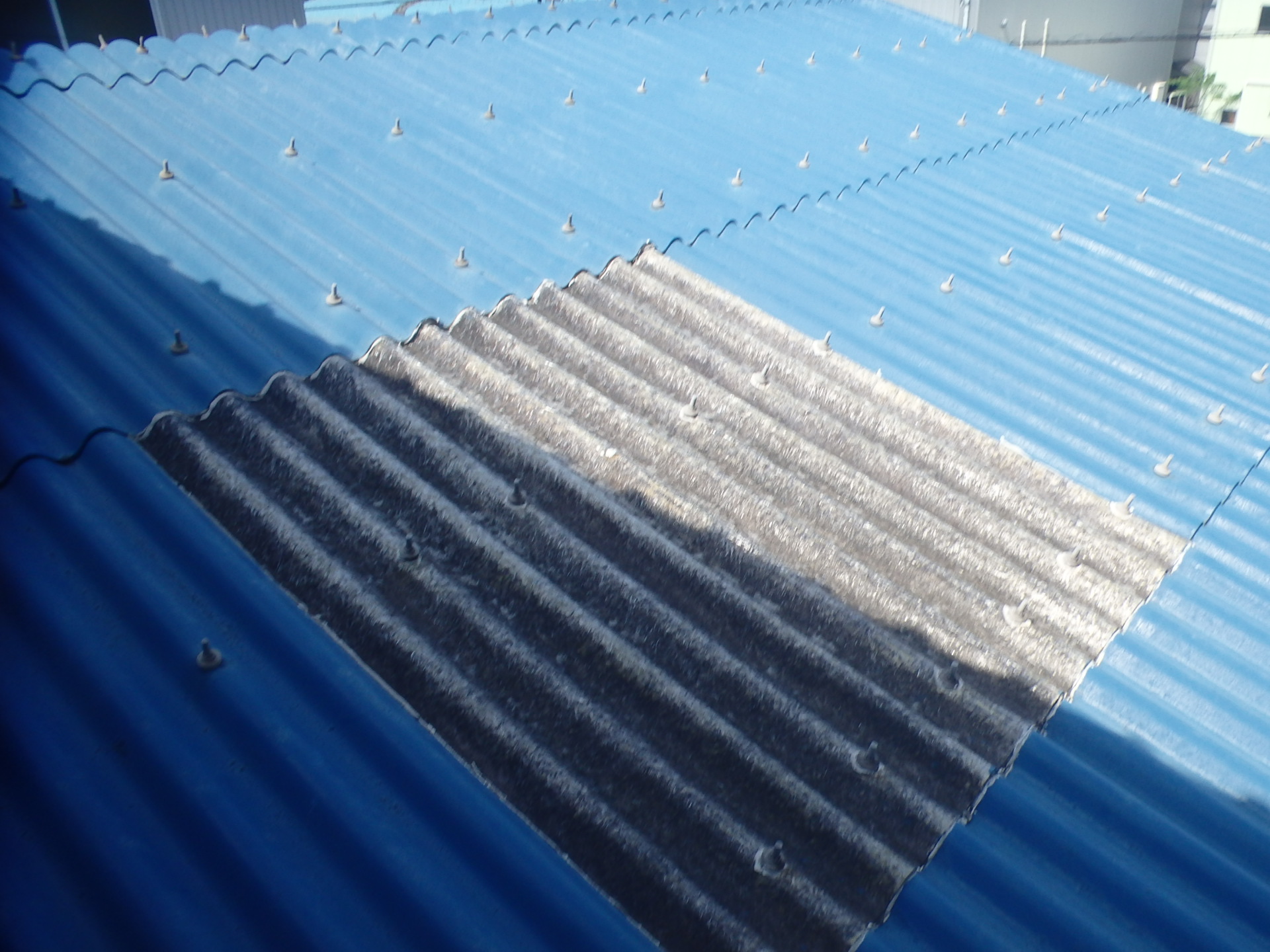 桑名市の工場スレート屋根明り取り部