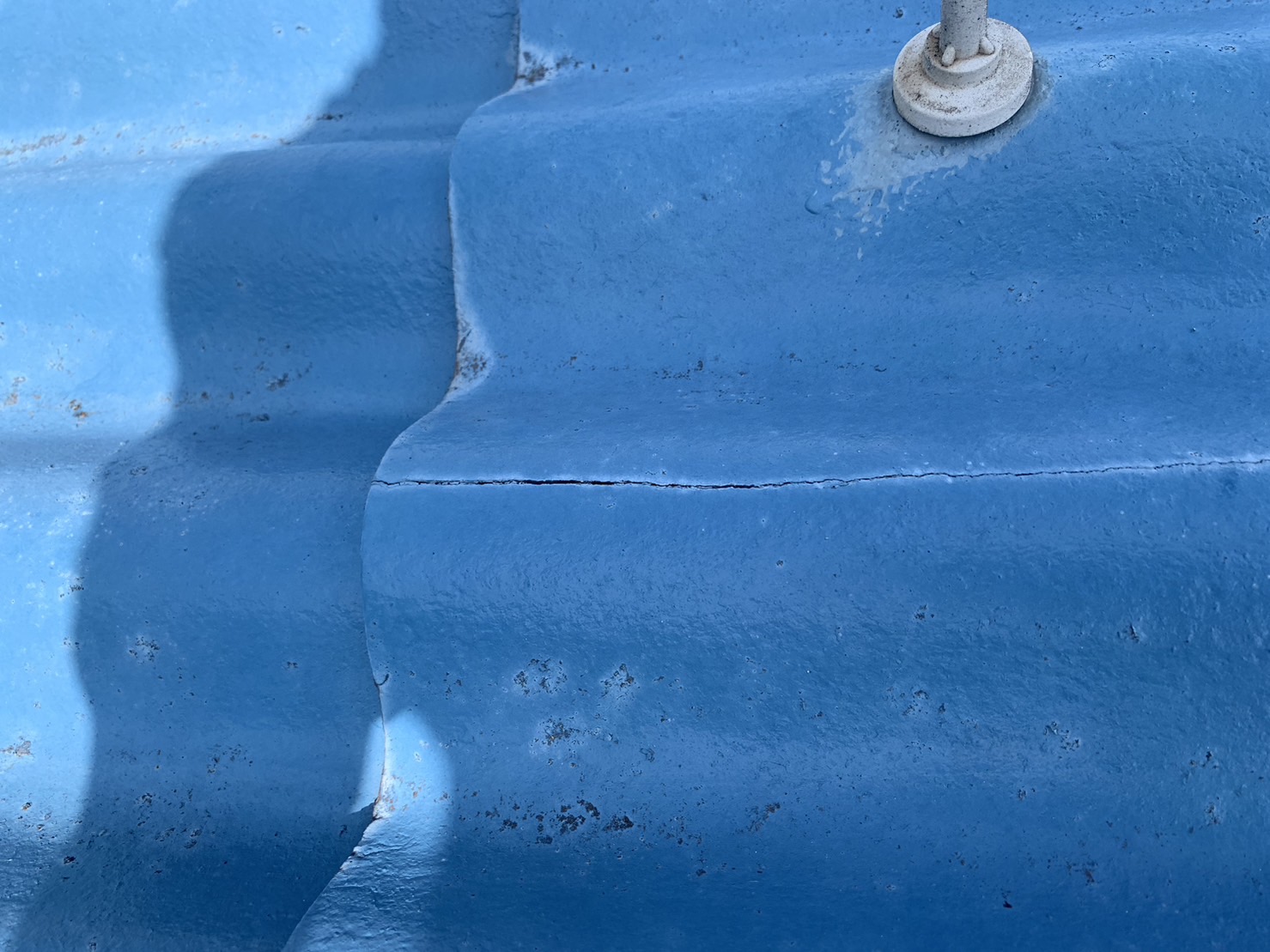 桑名市工場スレート屋根のヒビ