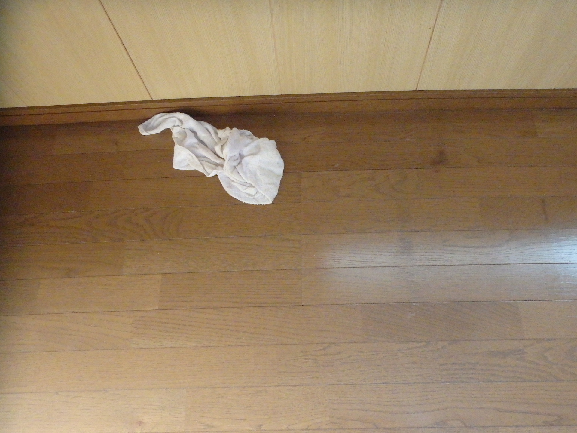 朝日町の社員寮室内雨漏れの跡