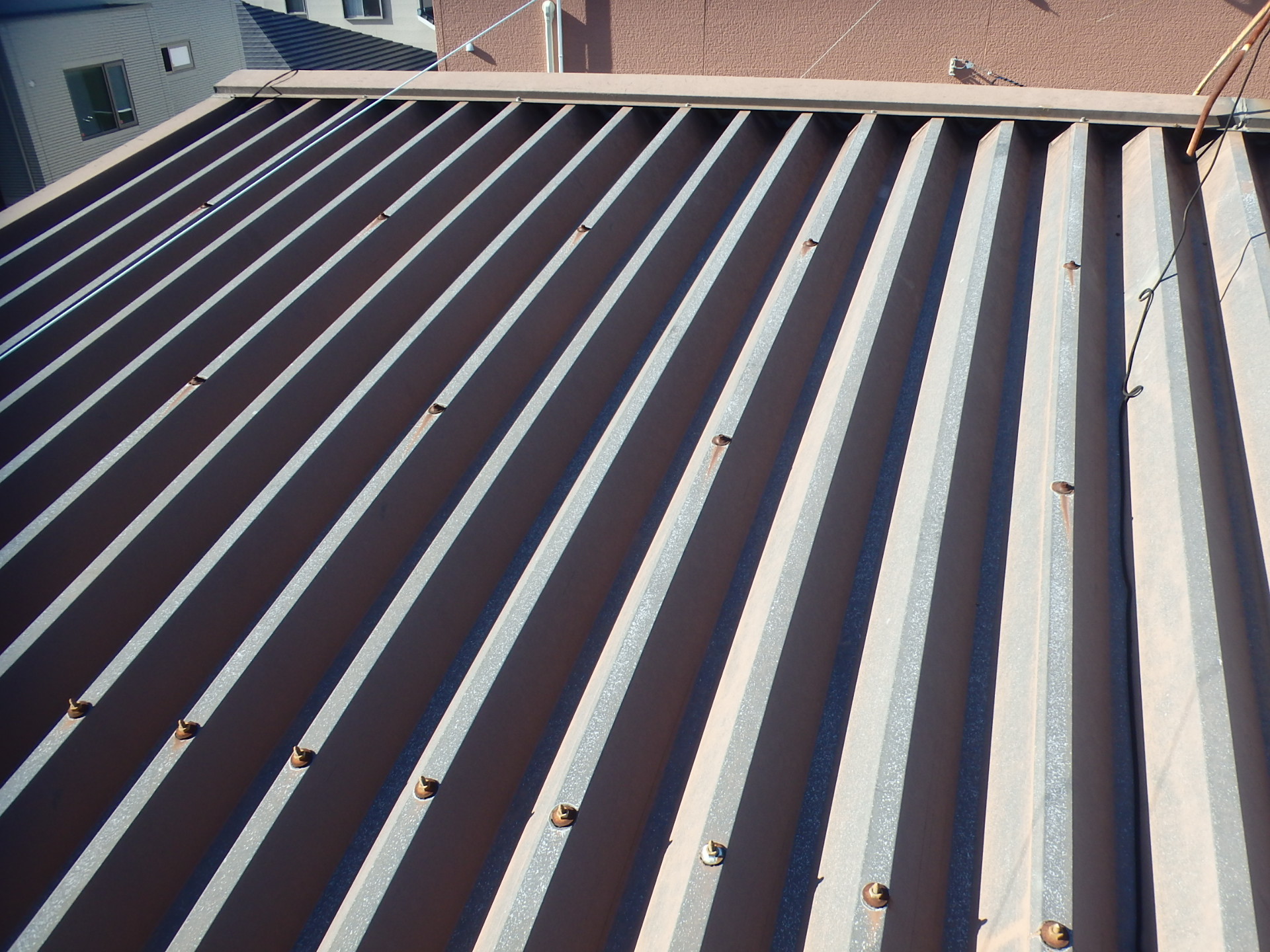 朝日町の社員寮の折板屋根の錆具合