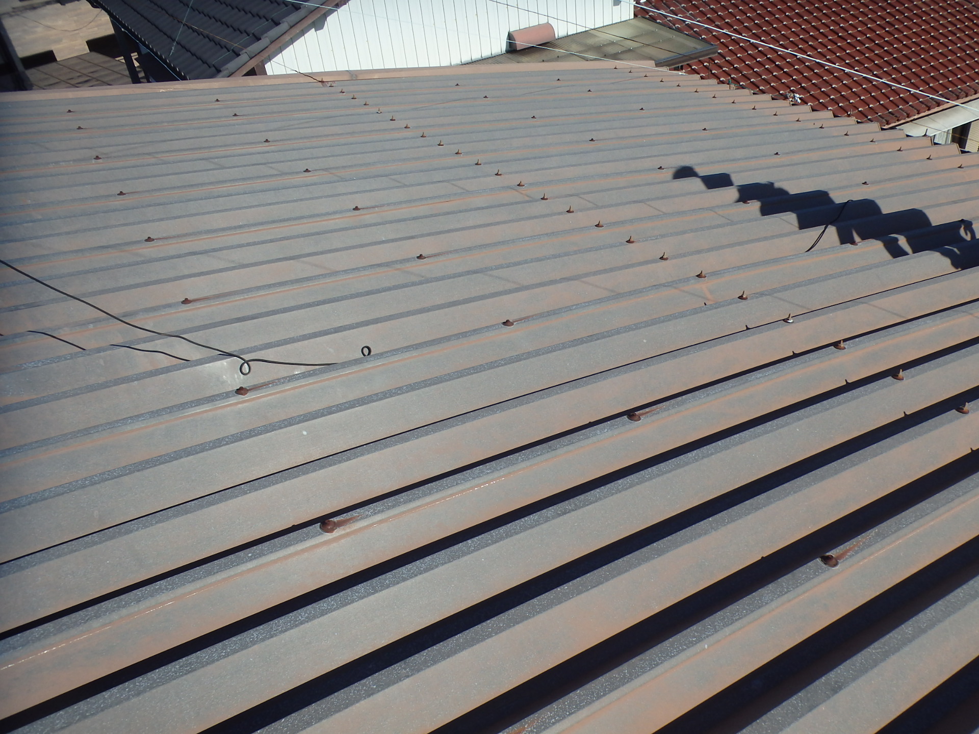 朝日町の社員寮の折板屋根の錆具合２