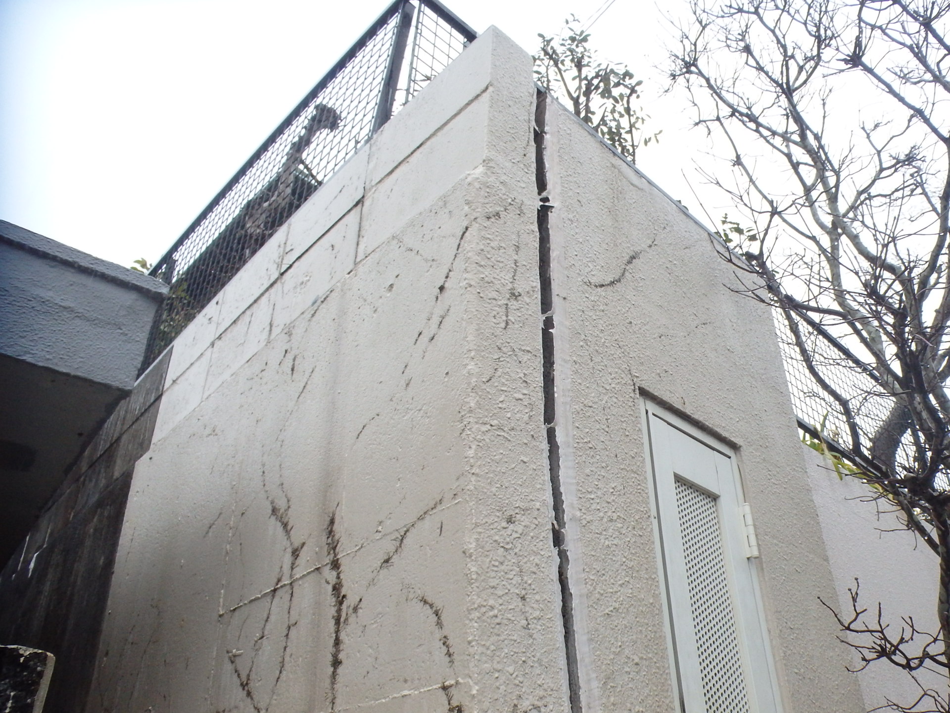 エクステリア、外構の壁に亀裂が入っている状態