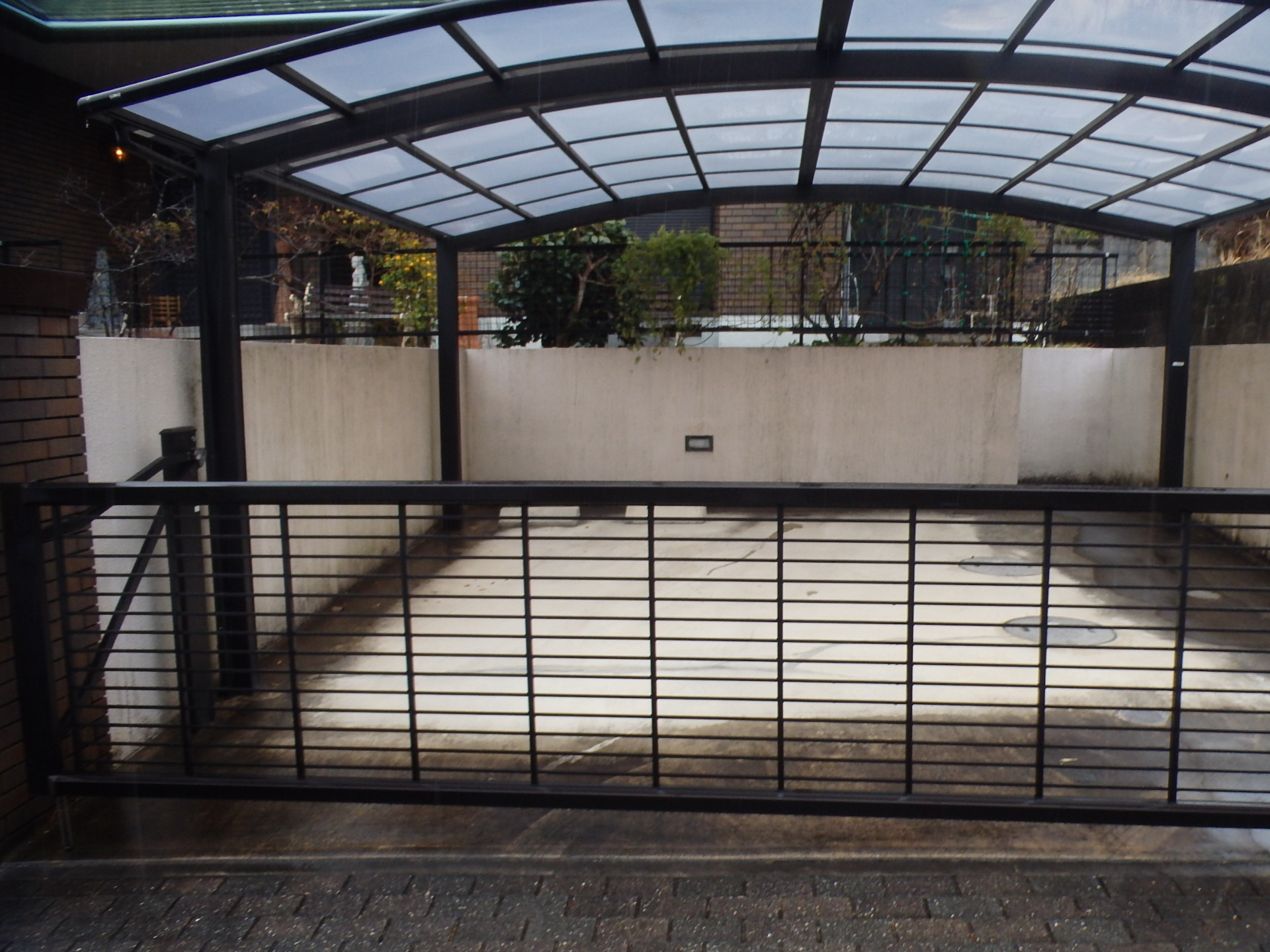 エクステリア、ガレージ壁の汚れ具合