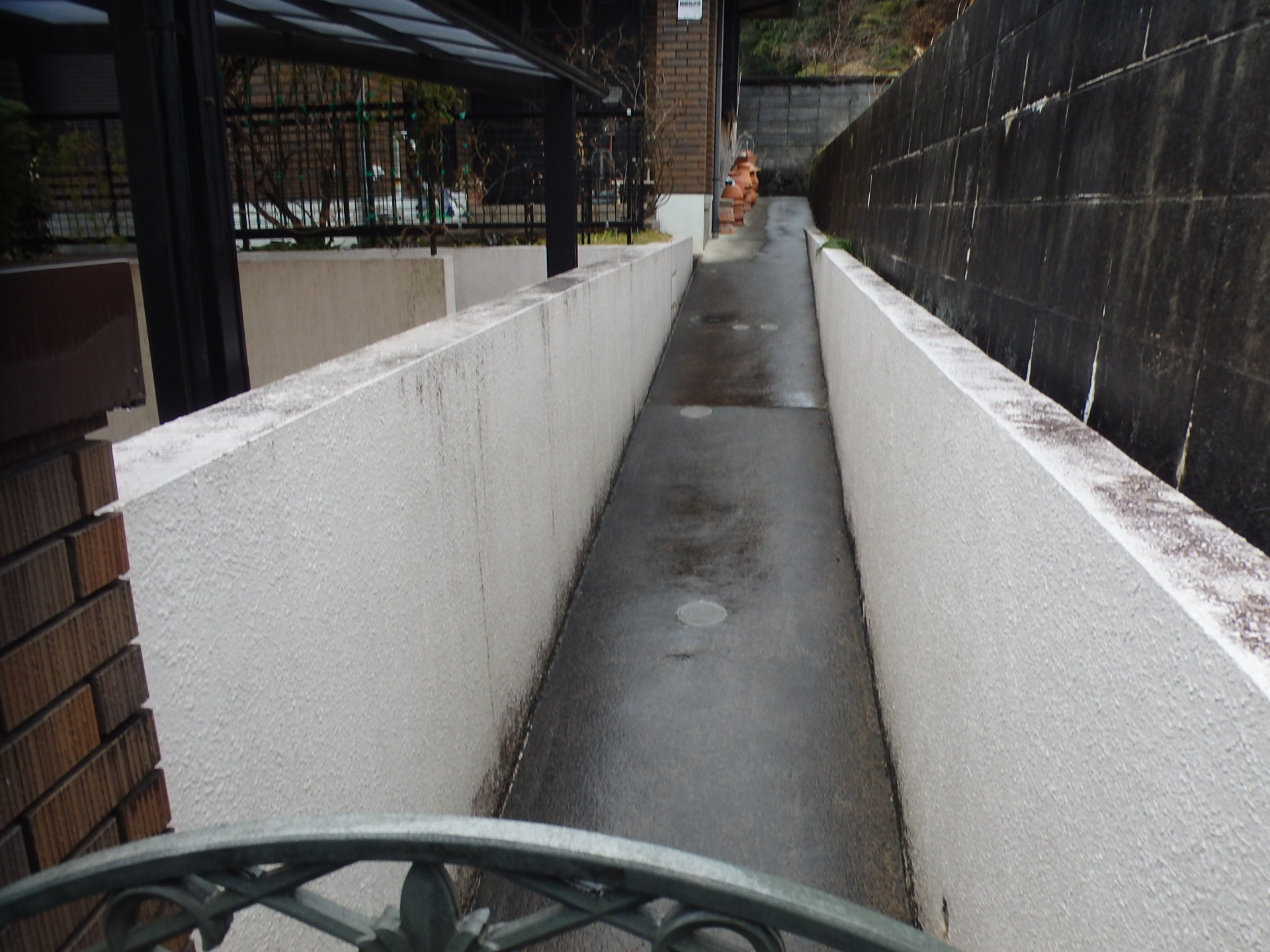 東員町のお宅エクステリアの外構アプローチ堀の汚れ状況