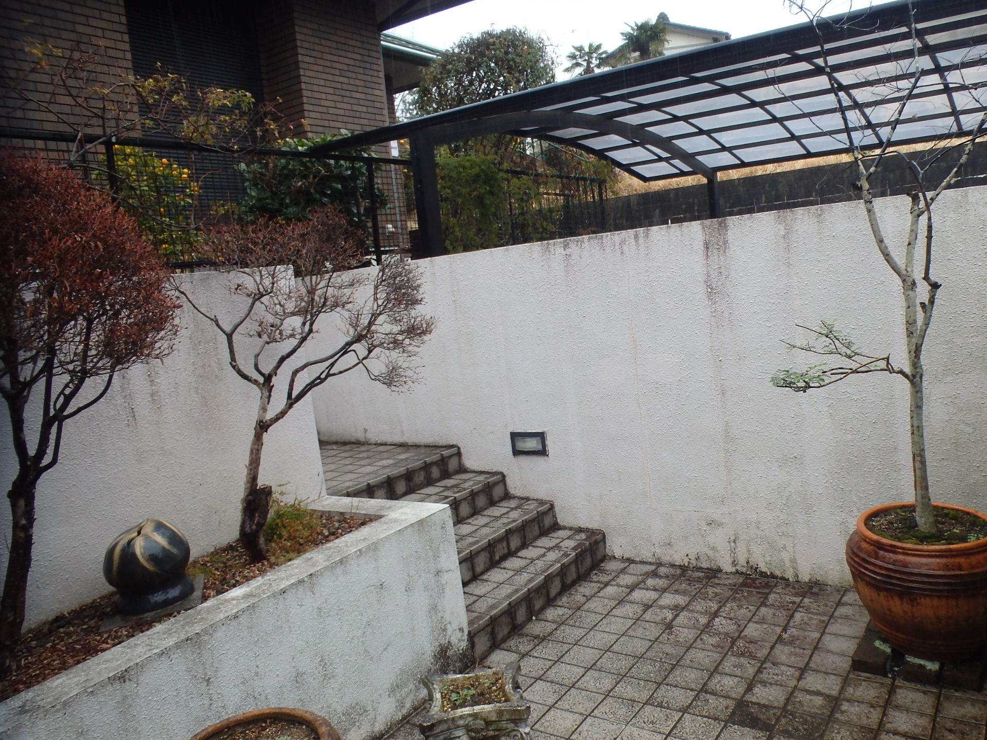 東員町のお宅エクステリアの外構門扉・堀の汚れ状況