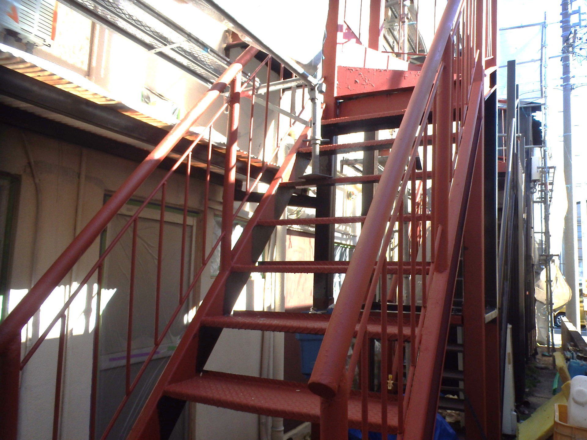 桑名市の長屋店舗の鉄骨階段の塗装工事、一回目の塗装下塗り作業完了状態