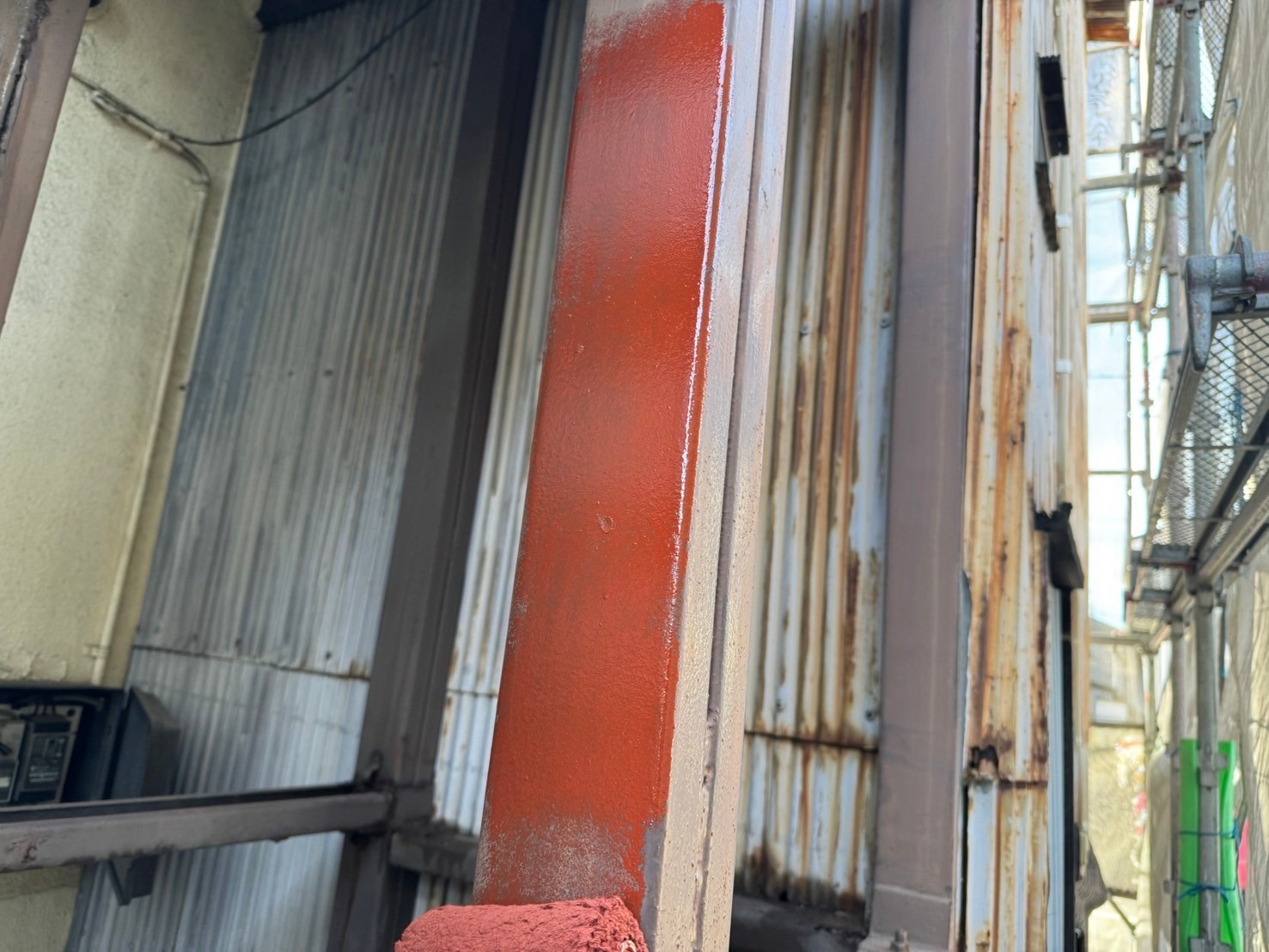 桑名市の長屋店舗の鉄骨階段の柱塗装、一回目の塗装下塗り作業「錆止め材塗布」