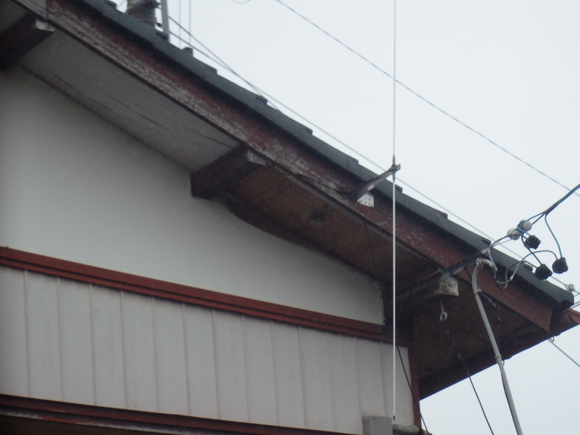 桑名市の築48年中古住宅、2階軒天の剥がれ状況