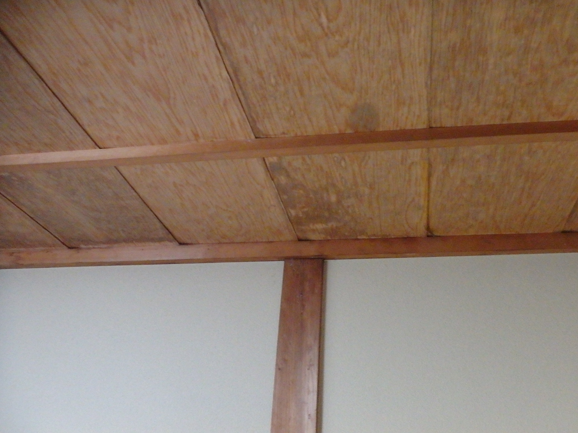 桑名市の築48年中古住宅、二階雨漏り状況