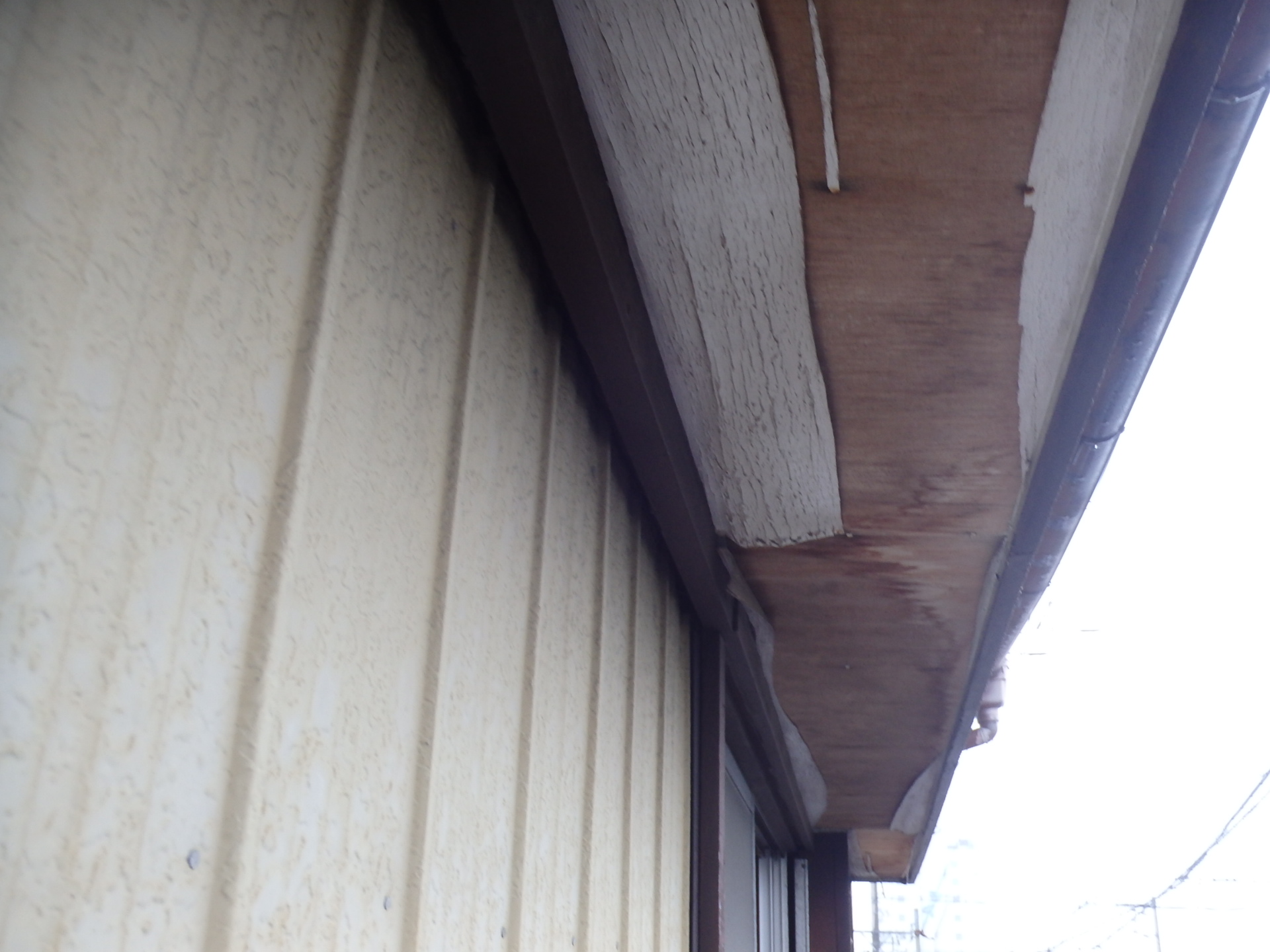 桑名市の築48年中古住宅、2階屋根瓦の2階庇の軒天剥がれ状況