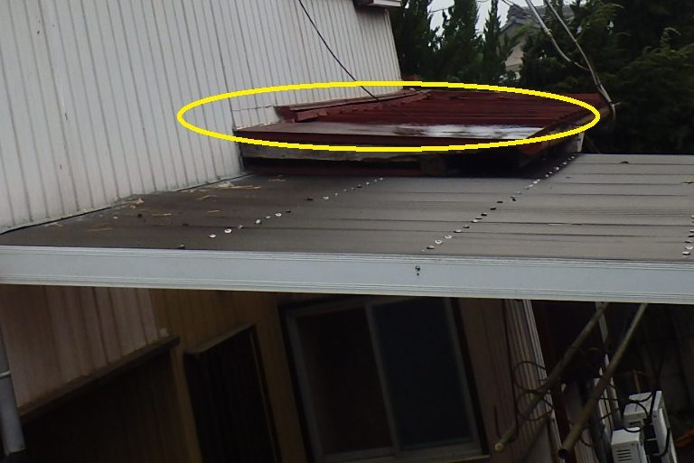 桑名市の築48年中古住宅、１階トイレの屋根状況