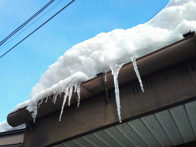 松阪市の方へ、雪害による雨樋の変形や破損、雪が雨樋にのかってる状況！