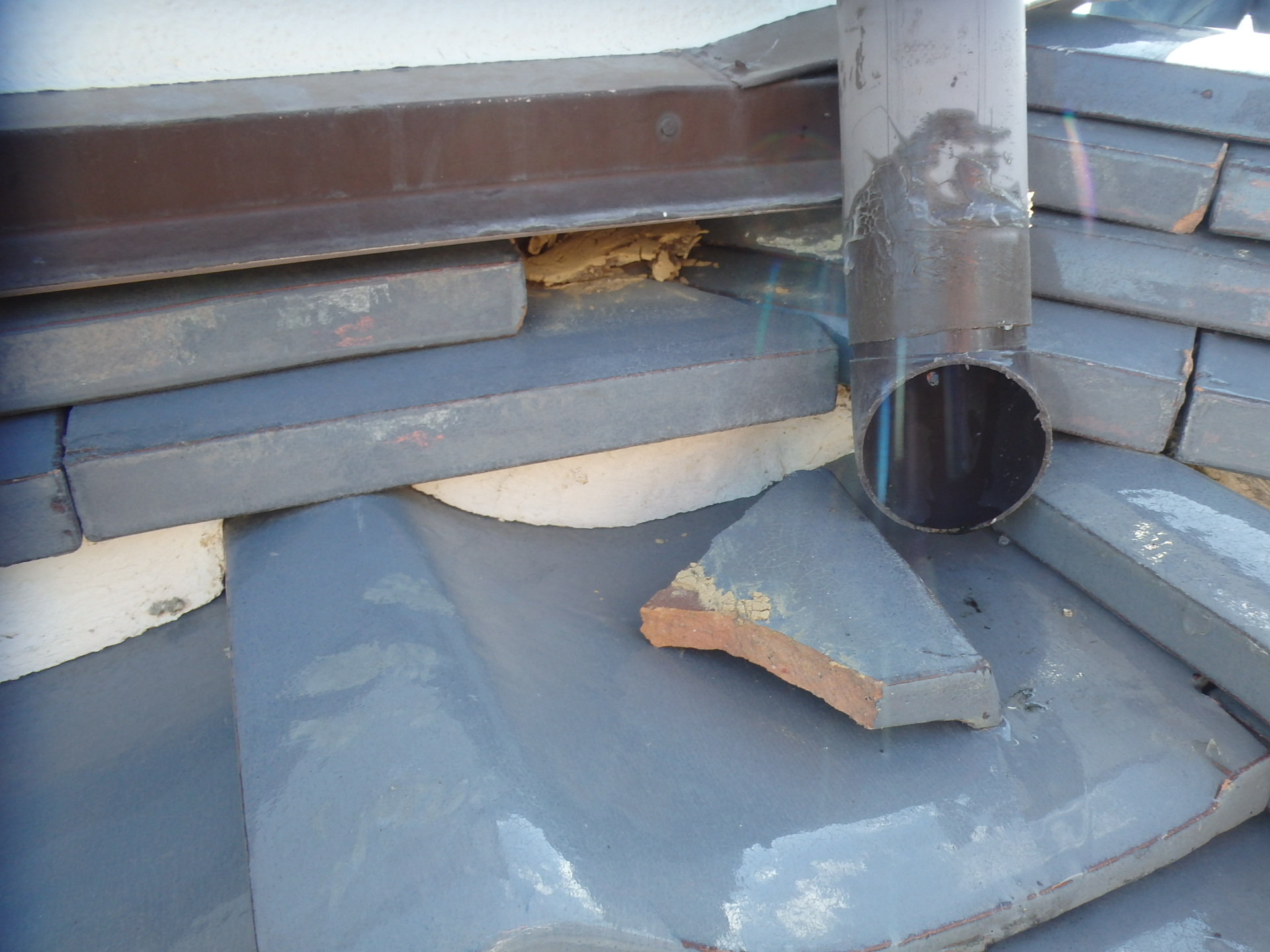 東員町の瓦屋根雨漏り、のし瓦のずれ落ち状況