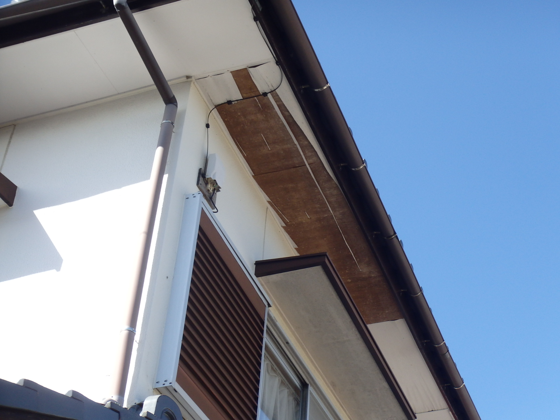 東員町の瓦屋根雨漏り、軒天剥がれ状況