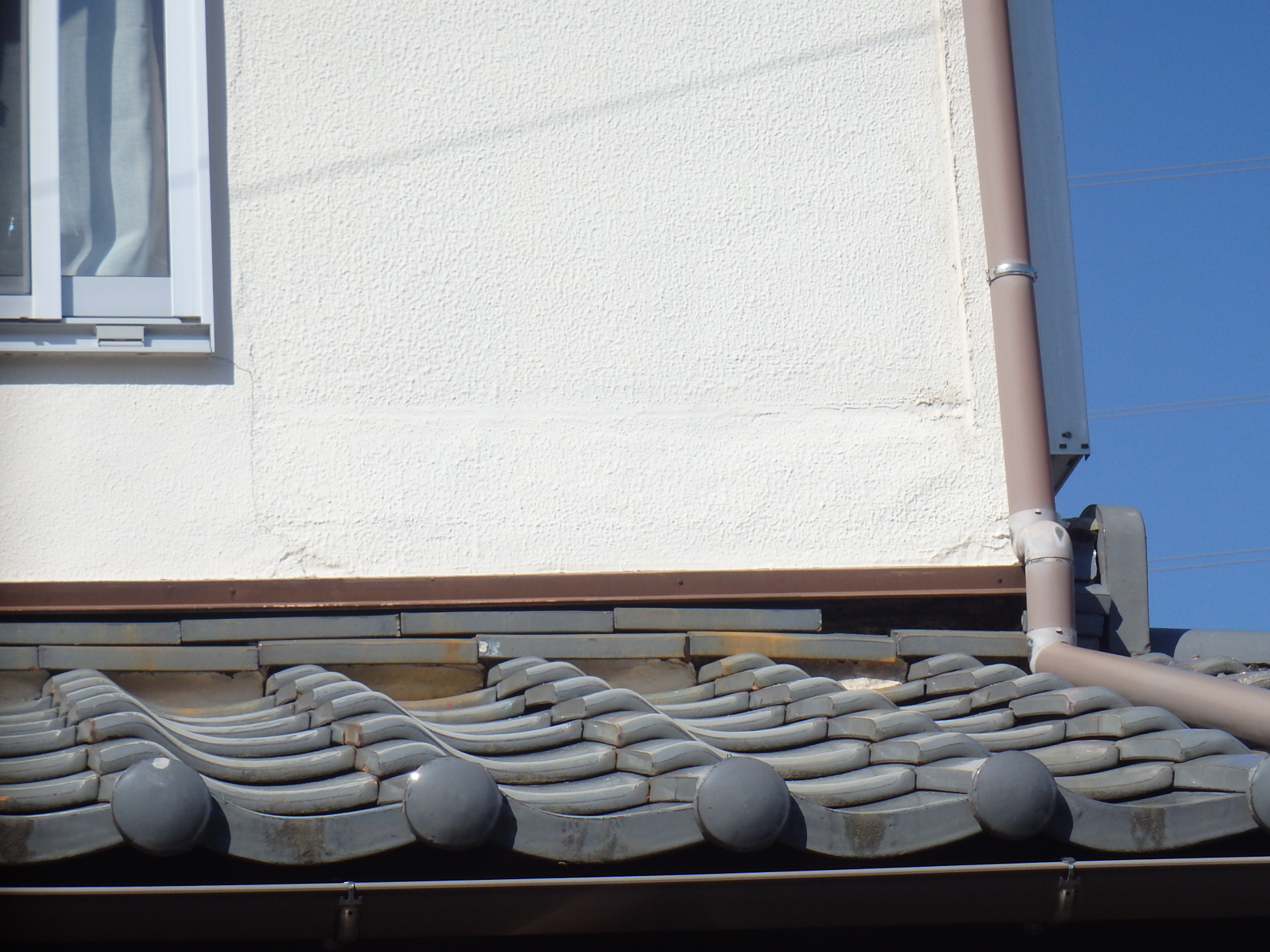 東員町の瓦屋根雨漏り、下屋角部のし瓦が落下した状況
