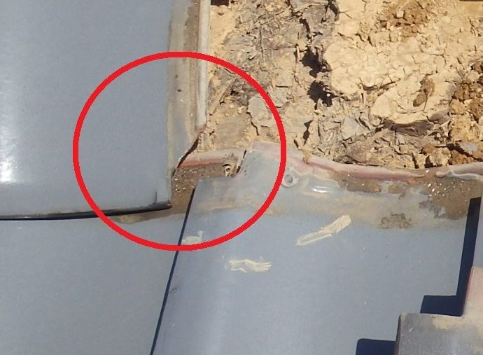 東員町の瓦屋根雨漏り、瓦を剥がして雨漏り調査赤い丸の部分が割れているのが原因！