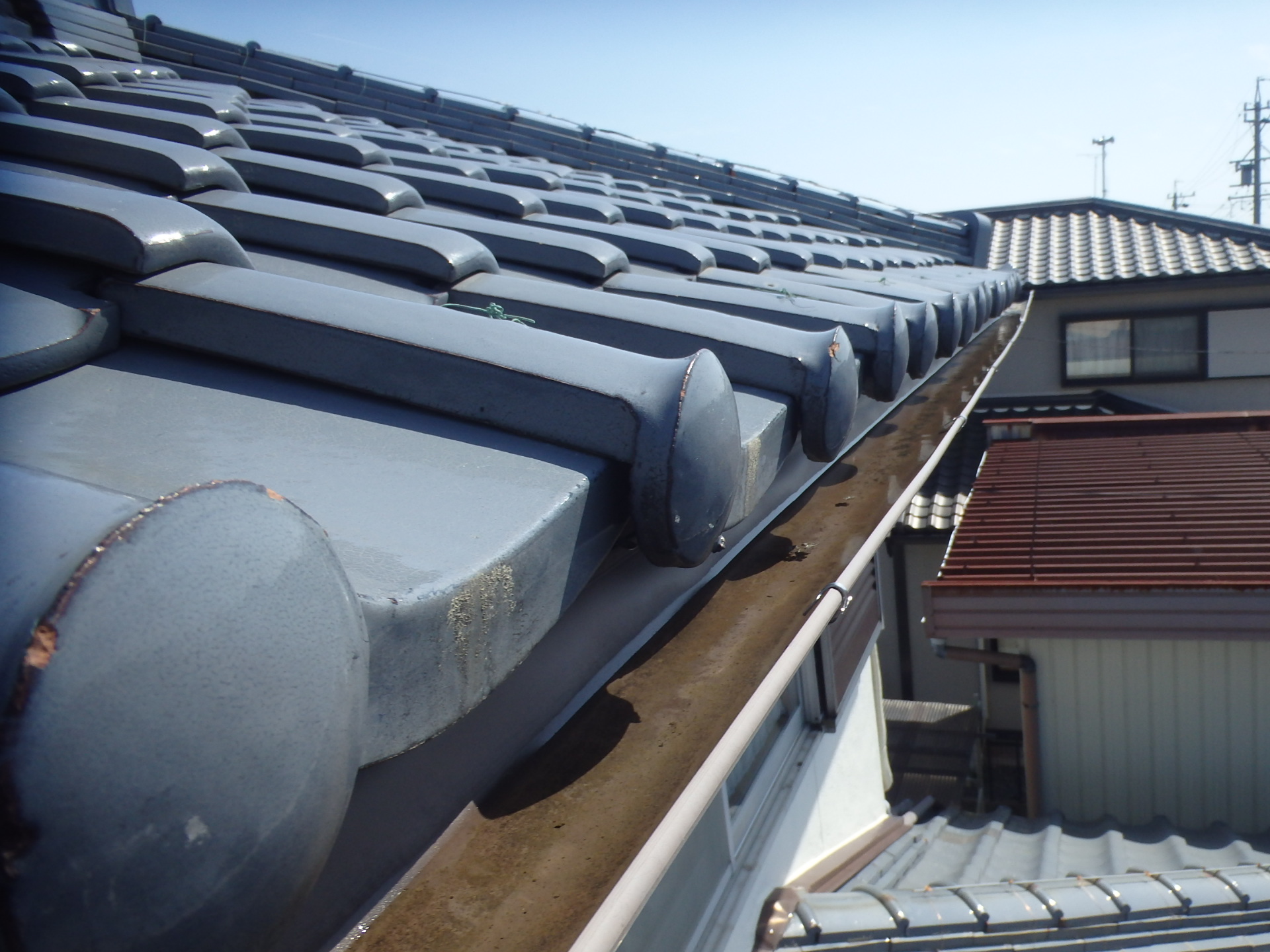 東員町の瓦屋根雨漏り、二階屋根の雨樋も変形しています！
