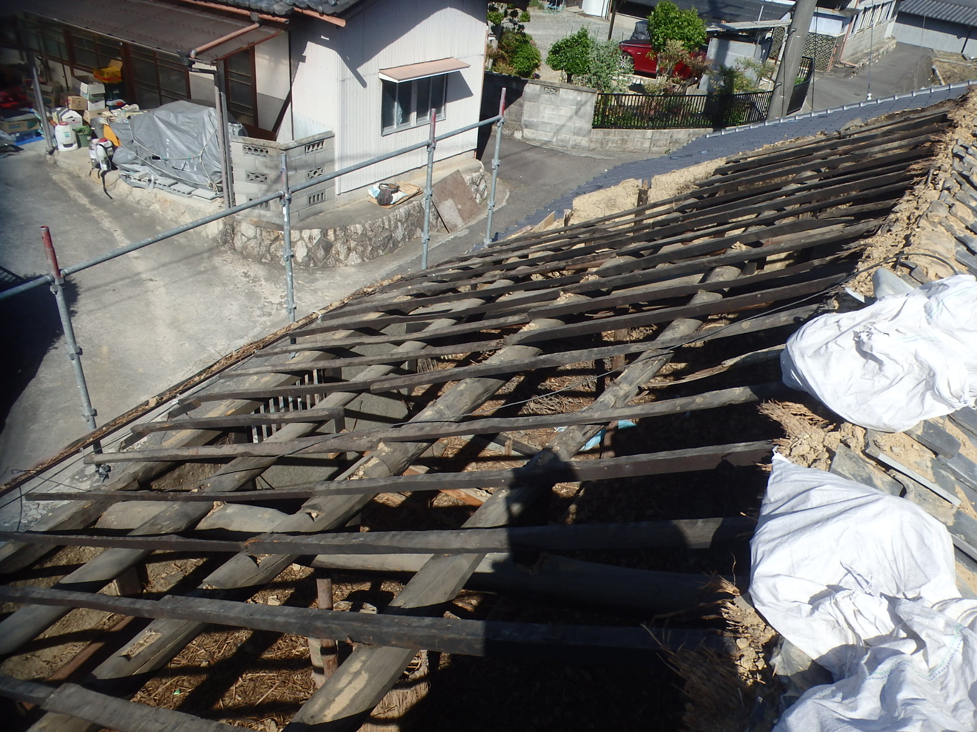 土葺き屋根の瓦、土、野地、撤去状況