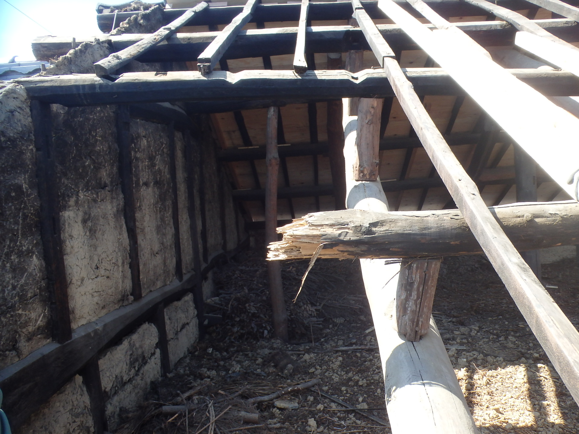 瓦屋根の張り柱補強