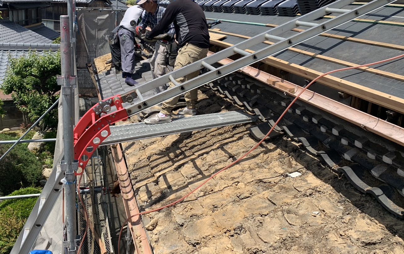 瓦屋根下屋の瓦撤去作業