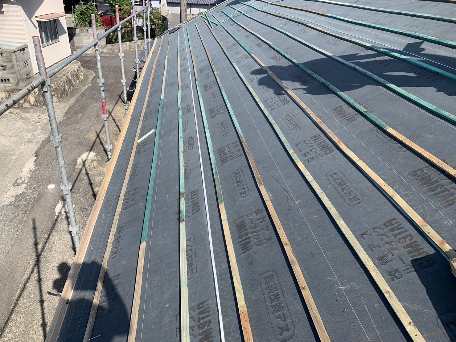 瓦屋根の葺き替え瓦桟木の設置状況