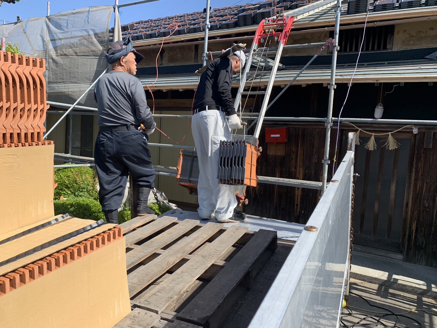 瓦搬送の瓦の運び方２