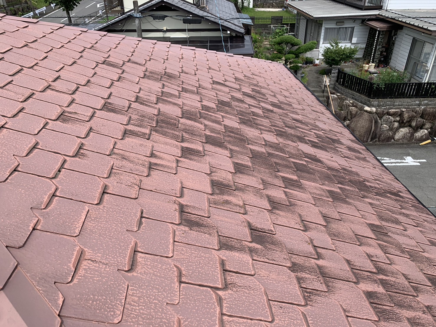 四日市のパナホームの屋根に苔カビが生えている状態