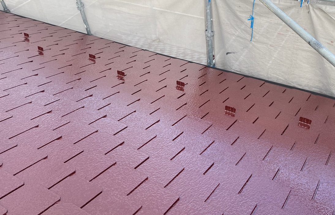 カラーベスト屋根に雪止め金具設置状況