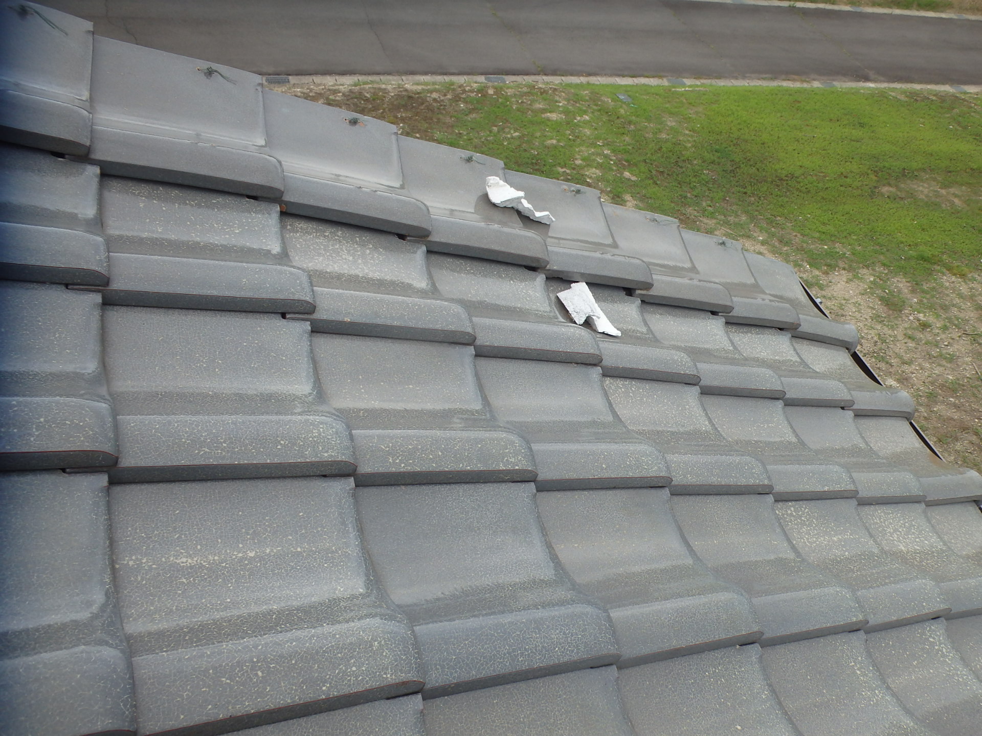 瓦屋根の漆喰剥がれ欠片