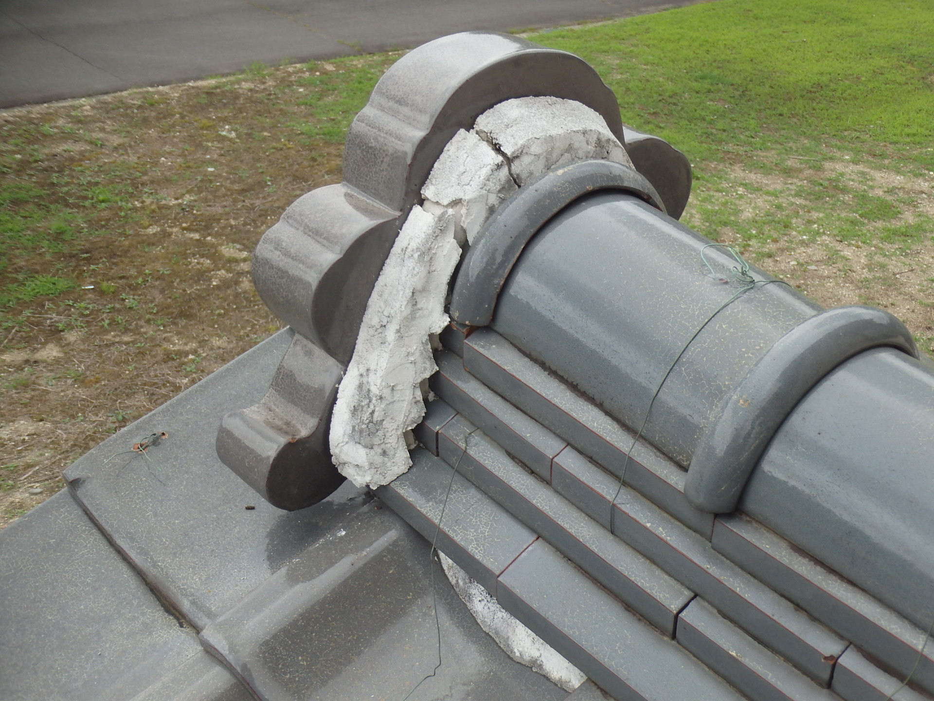 瓦屋根の漆喰割れ、鬼瓦