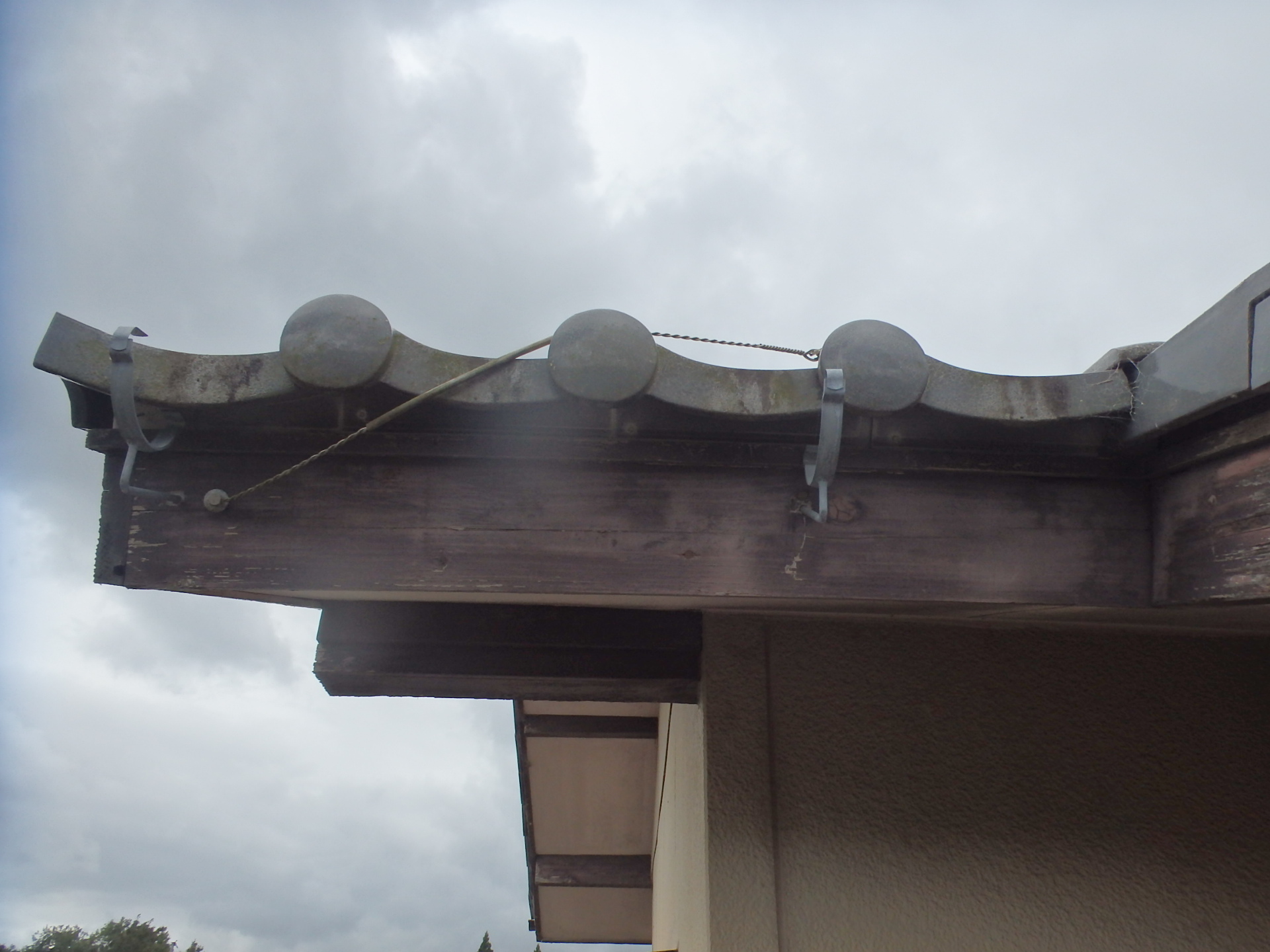 瓦屋根の雨樋破損状況