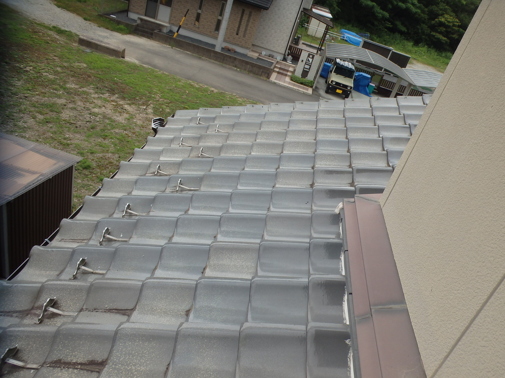 瓦屋根の雪止めと竪樋破損