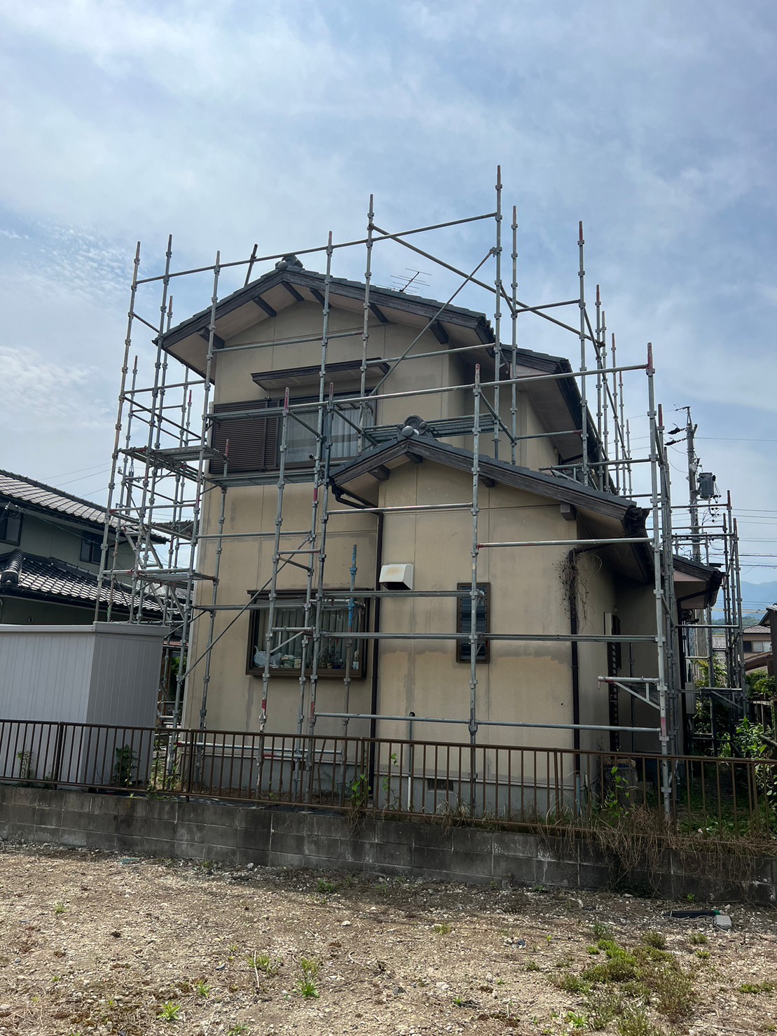 菰野町外壁塗装と雨樋修理足場設置完工