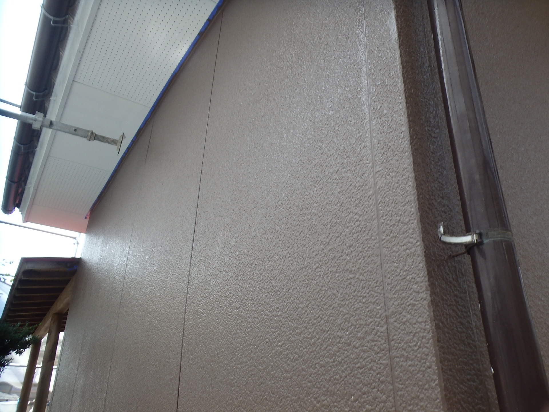 菰野町外壁塗装の中塗り作業完了２