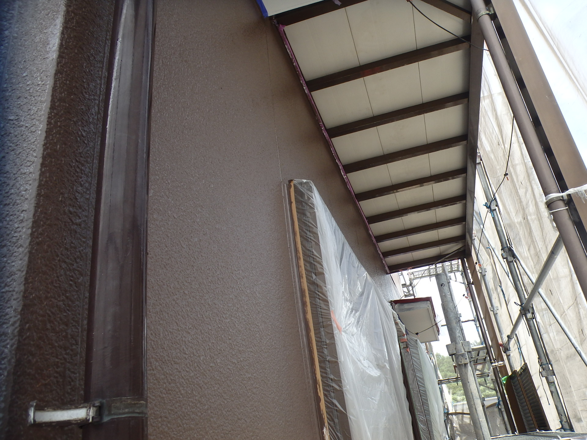 菰野町外壁塗装の中塗り作業完了