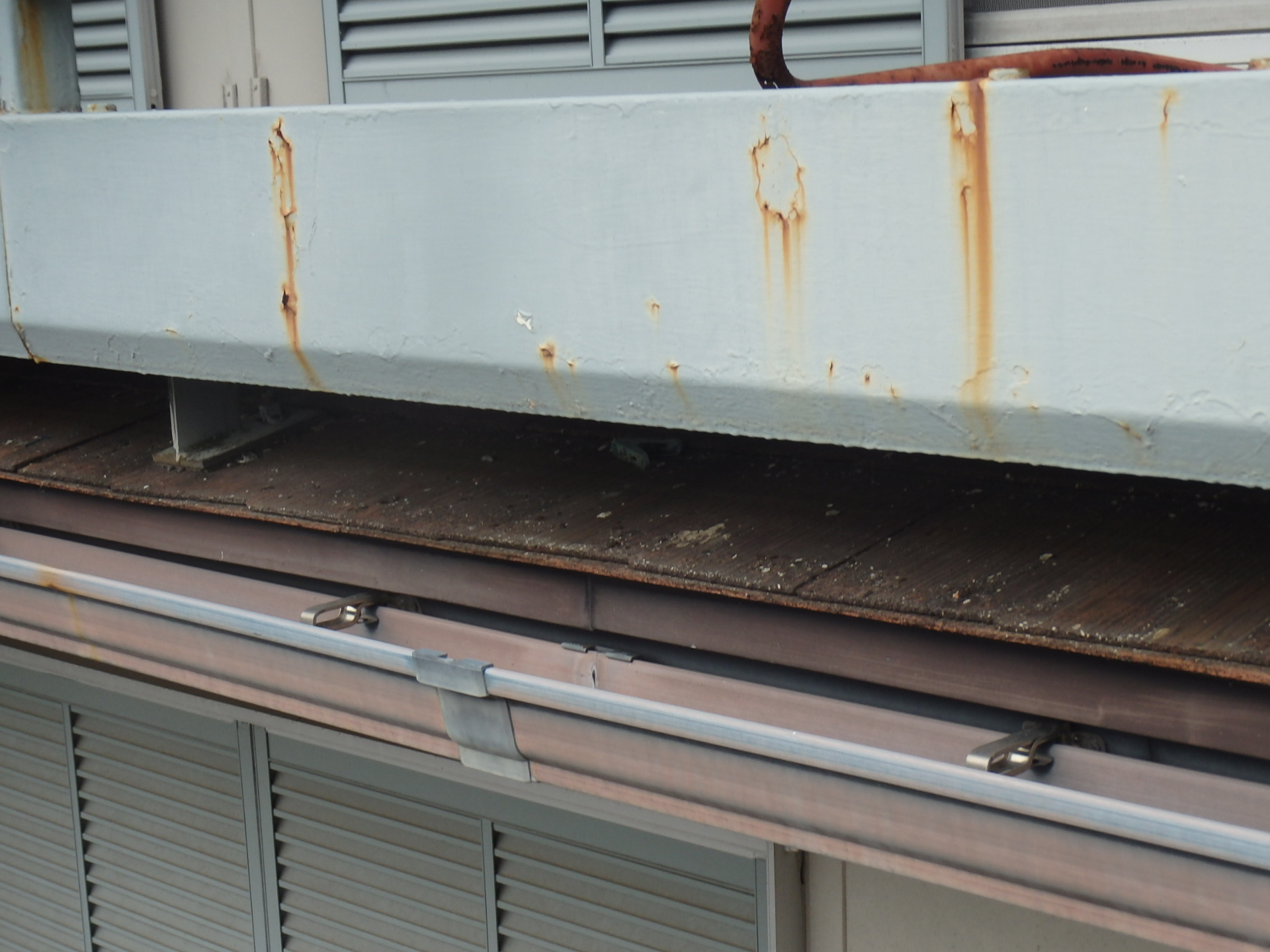 ベランダの下はスレート屋根材