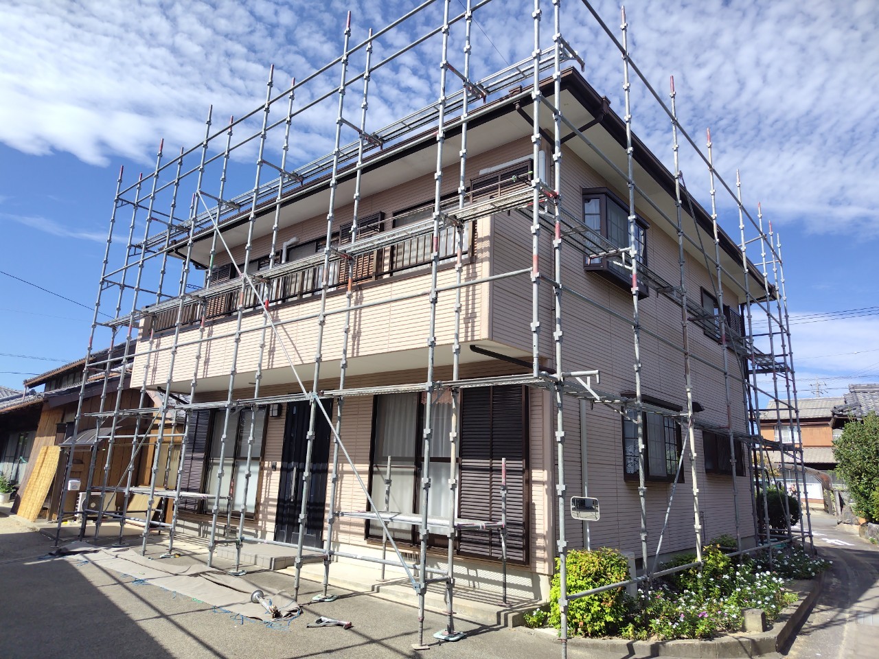 鈴鹿市の外壁リフォーム足場設置状況