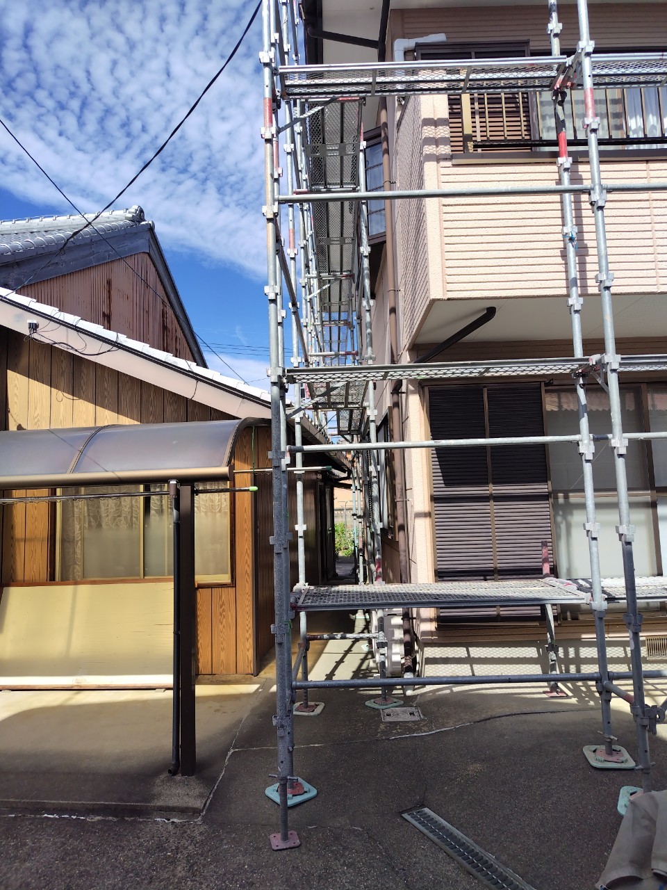 鈴鹿市の外壁リフォーム足場狭い個所設置