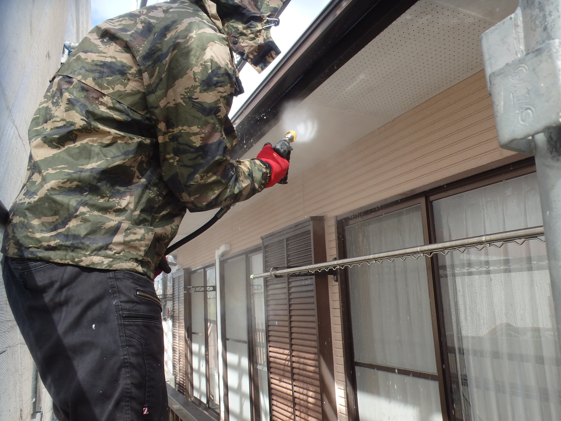 鈴鹿市の外壁軒天高圧洗浄状況