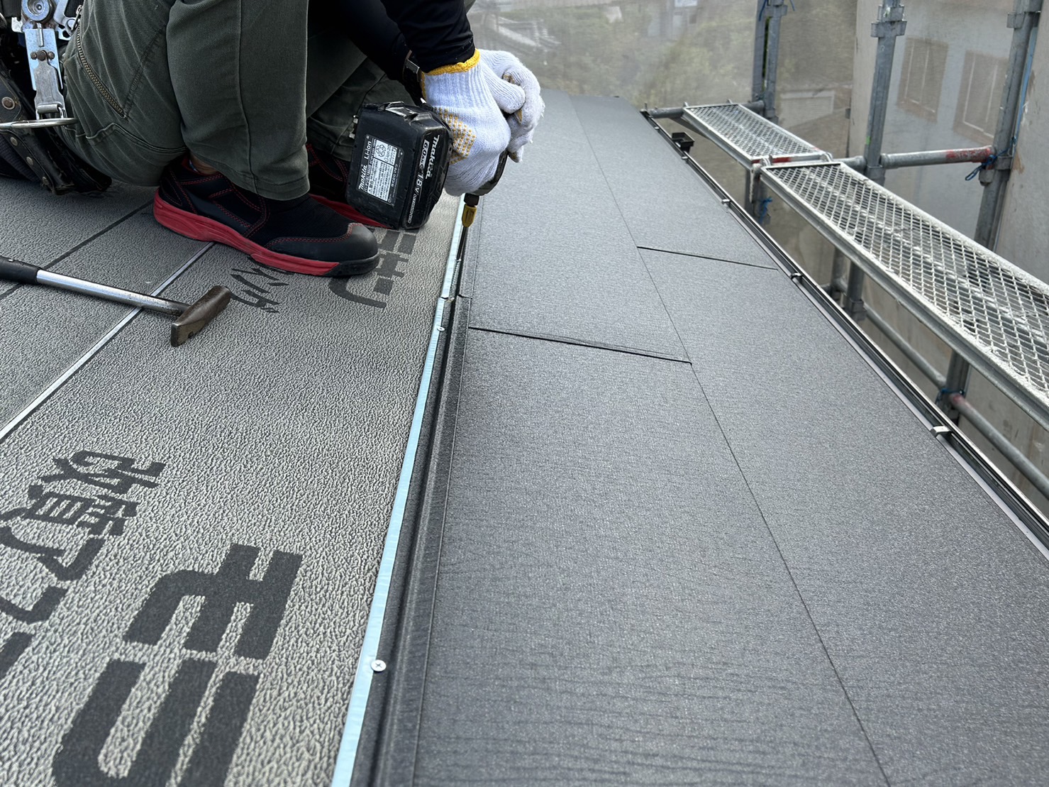 鈴鹿市屋根葺き替えスーパーガルテクトのネジ締め