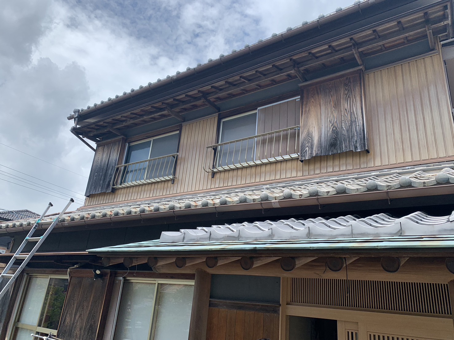 四日市市の雨漏れ二階サッシ周りのコーキング劣化が原因