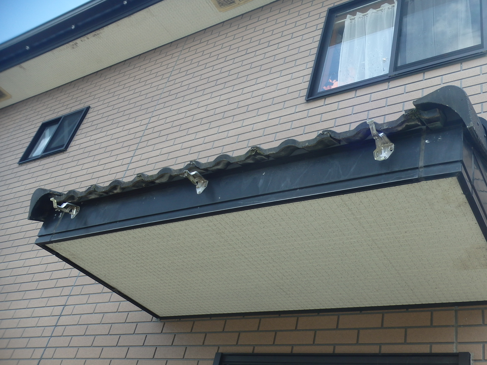 四日市玄関雪害雨樋破損