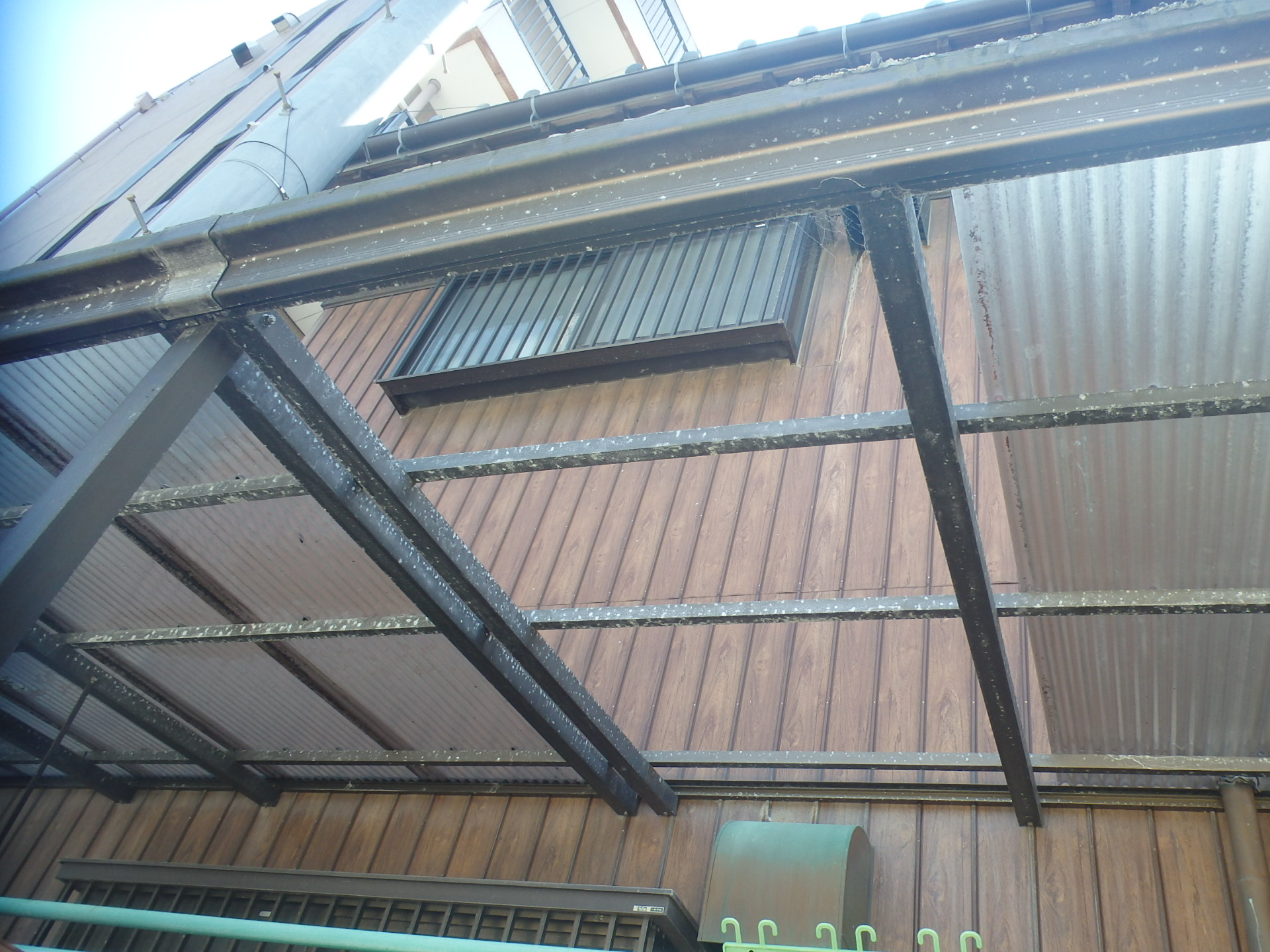 津市波板ポリカの飛来