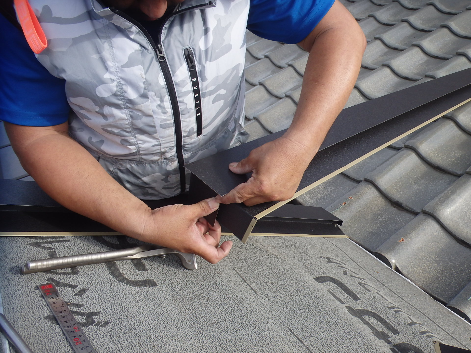 屋根の板金役物の板金加工状況