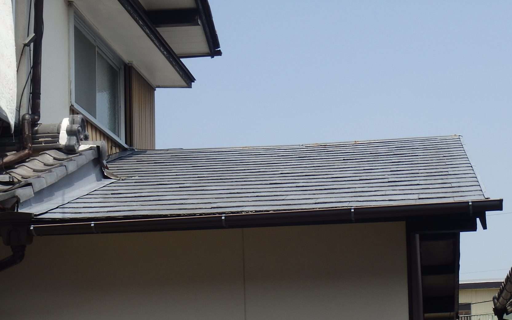 四日市市スレート屋根材から雨漏れ