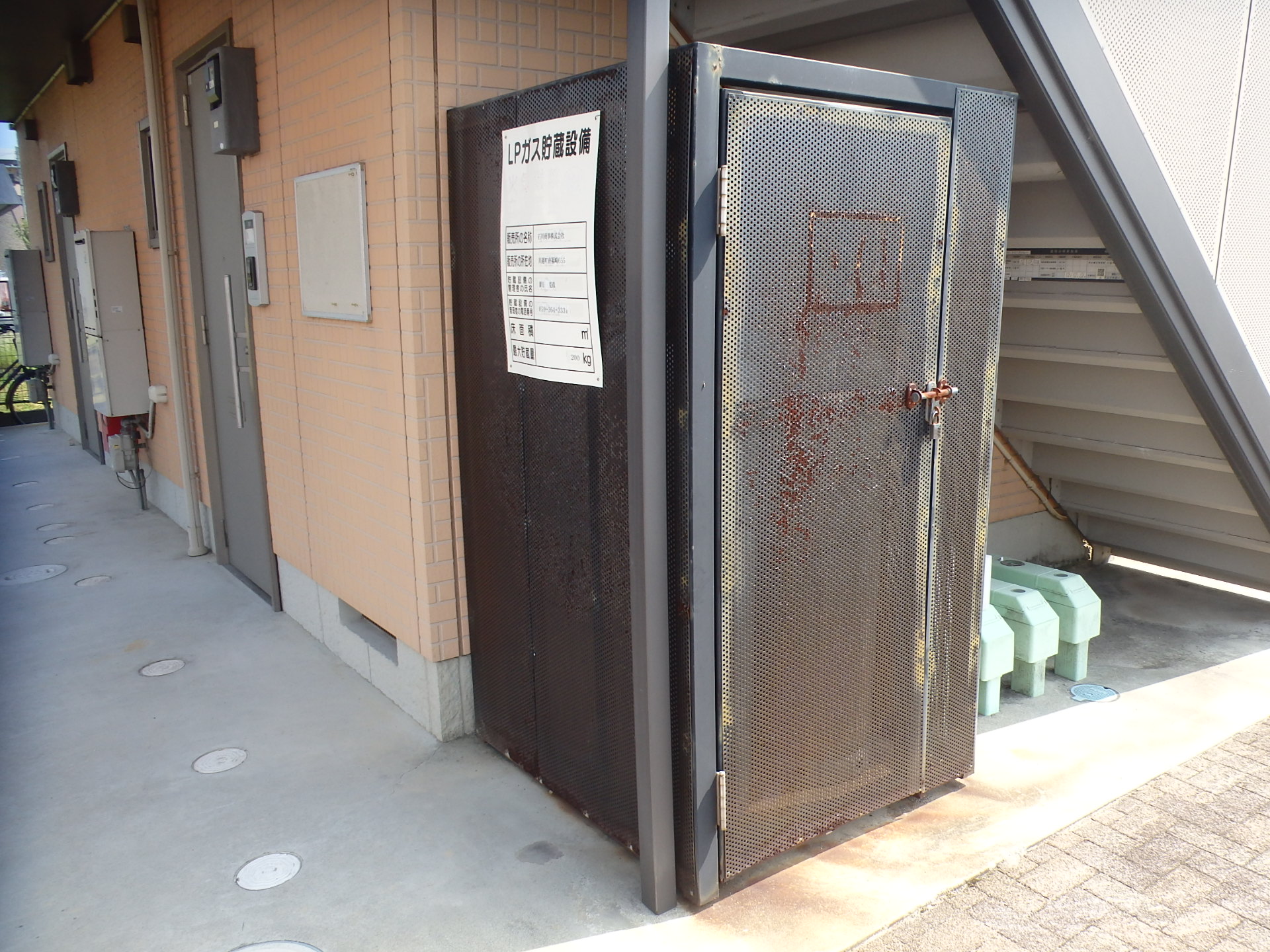 四日市市のアパートのプロパン庫に錆