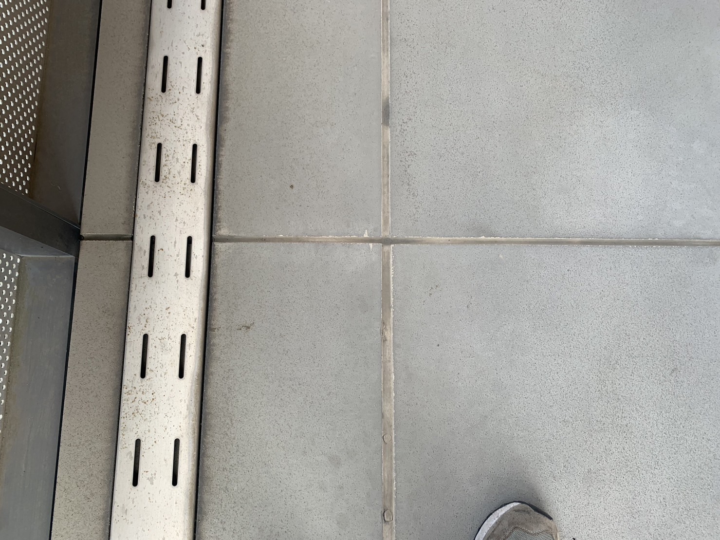 四日市市のアパート通路の劣化状況拡大