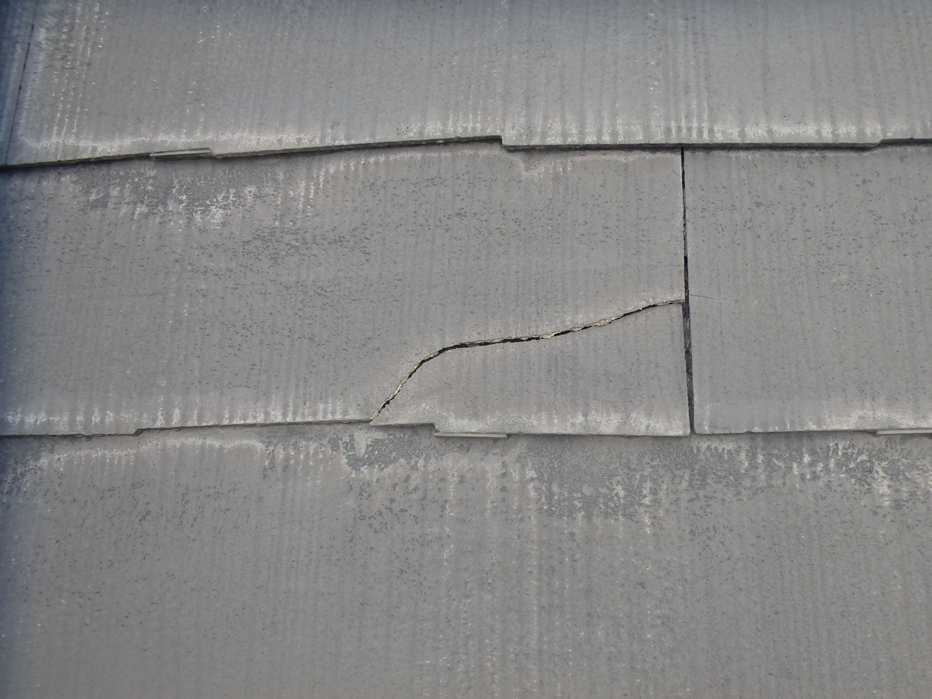 四日市市のスレート屋根劣化割れ