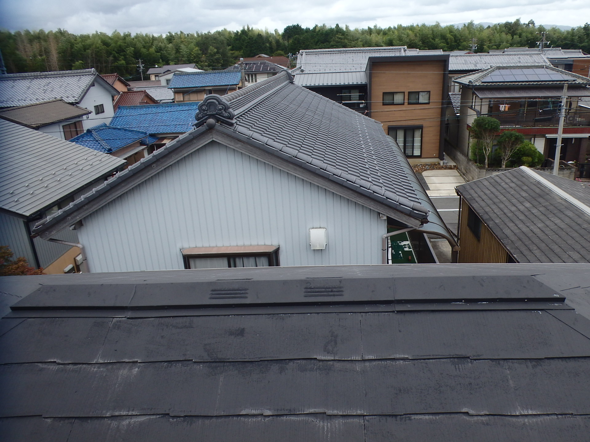 四日市市のスレート屋根の棟板金換気口付き